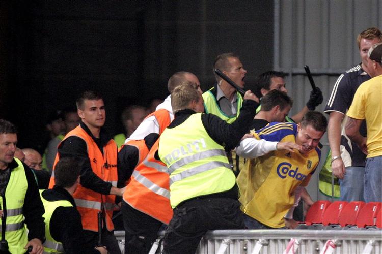 Det sker ofte, at der opstår slagsmål under og i forbidelse med danske fodboldkampe. Her er det Brøndbytilskuere, der kæmper med politiet under en kamp. 
