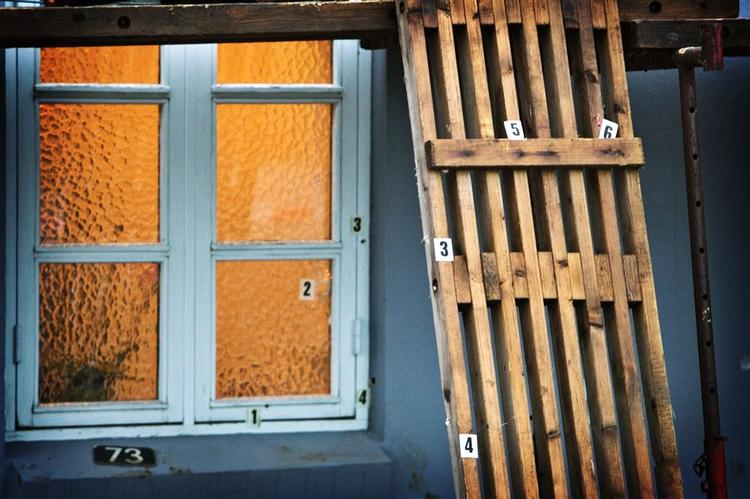 Politiets teknikere har sat mærker, hvor projektilerne ramte under kriminelles skyderi mod viceborgmesters hjem. 