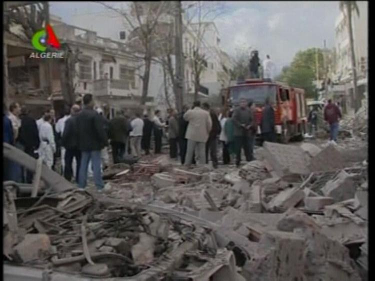 Med få minutters mellemrum eksploderede to bomber i Algeriets hovedstad Algier. 