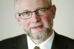 På fredag vil  Viborgs biskop, Karsten Nissen, fortælle, hvorvidt han vil ændre stiftets praksis med at tillade mandlige præster at blive ordineret, selv om de ikke vil give hånd til kvinder. 
