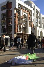 Ifølge den algeriske regering er 22 mennesker med sikkerhed omkommet under dagens bombeangreb i hovedstaden. Ifølge nyhedsbureauet Reuters er dødstallet mindst 67. 