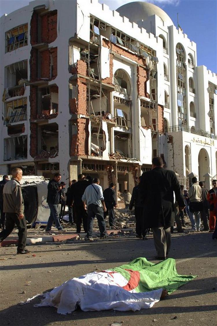 Ifølge den algeriske regering er 22 mennesker med sikkerhed omkommet under dagens bombeangreb i hovedstaden. Ifølge nyhedsbureauet Reuters er dødstallet mindst 67. 