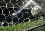 Robinho scorede til 3-0 efter bandespil med Ruud van Nistelrooy. 