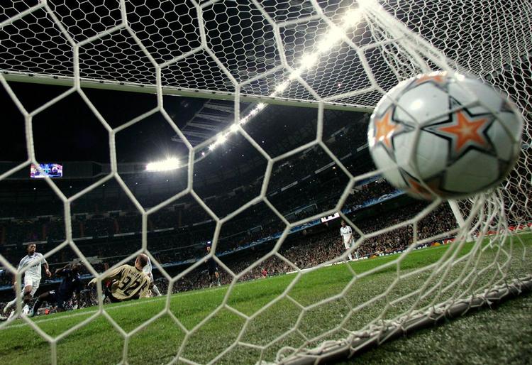 Robinho scorede til 3-0 efter bandespil med Ruud van Nistelrooy. 