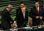 FN's generalsekretær, Ban Ki-moon, giverhånd, inden han på talerstolen ved FN's klimamøde på Bali opfordrer til omgående handling mod den globale opvarmning. 