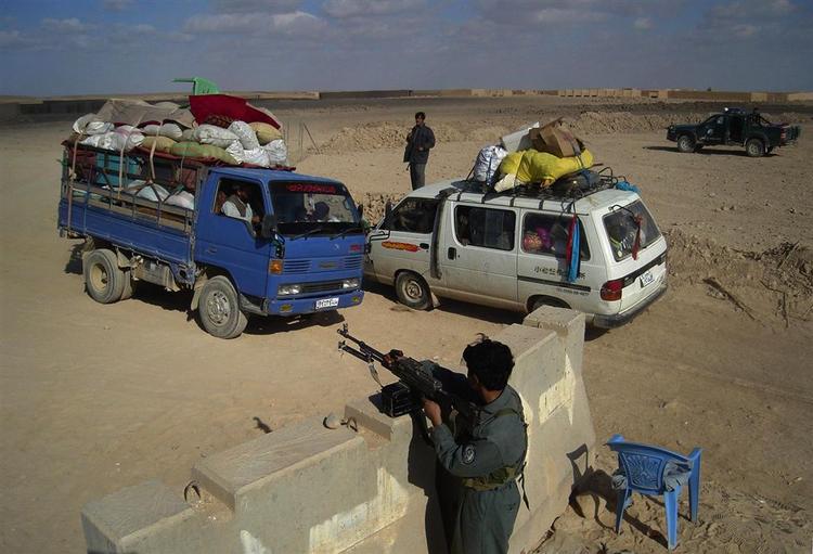 En afghansk politimand tjekker biler ved udkanten af Musa Qala, som Nato-styrker og afghanske soldater netop har generobret fra Taleban. 
