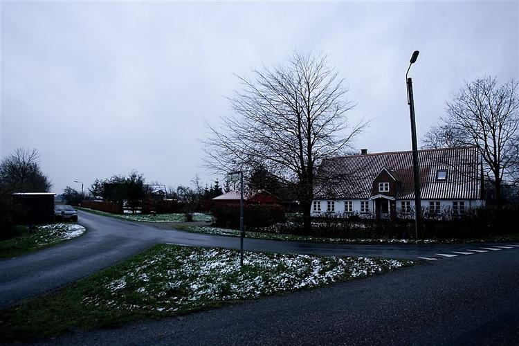 I dette hus boede de to piger fra den såkaldte Tøndersag, der blev sex-misbrugt af deres forældre og adskillige andre. I dag er de anbragt på et opholdssted, hvis pædagogiske metoder kritiseres massivt af tidligere medarbejdere. 