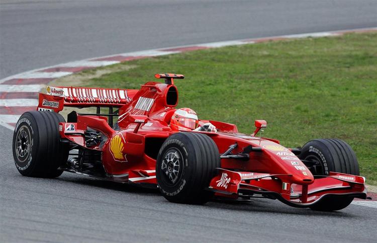 Michael Schumacher i sit vante køretøj. For nylig skiftede han racerbilen ud med en tysk taxa. 