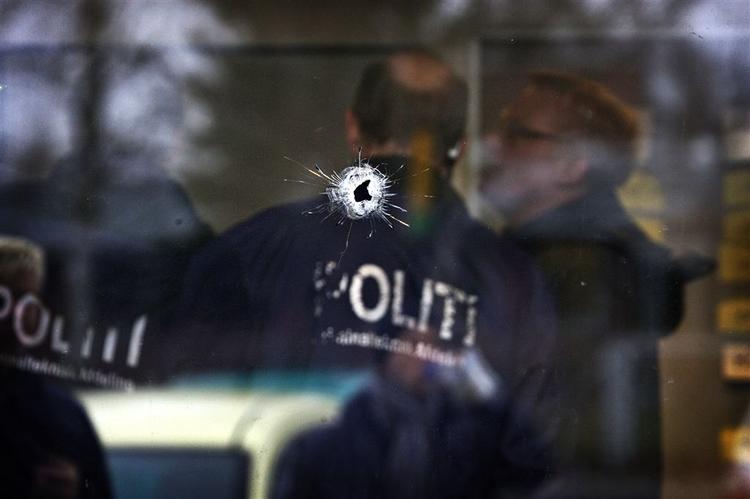 Politiet er massivt til stede i ved bebyggelsen Tåstrupgaard efter flere skyderier i området. Dette foto er fra en skudepisode sidste år. 