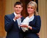 Steven Gerrard og Alex Curran har været gift siden juni i år, men allerede i marts var Liverpoolanføreren hos dronningen for at modtage en orden. 