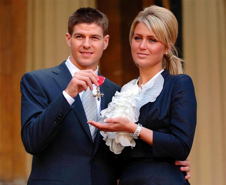 Steven Gerrard og Alex Curran har været gift siden juni i år, men allerede i marts var Liverpoolanføreren hos dronningen for at modtage en orden. 
