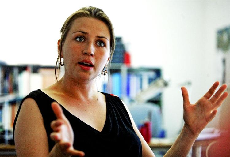 Socialdemokraternes Mette Frederiksen er ikke tilfredse med, at velfærdsminister Karen Jespersen (V) pudser Ankestyrelsen på Tøndersagen. Der skal mere handling til for at forhindre lignende sager, siger hun. 