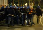 Det italienske politi måtte trække politistavene for at skille grupper af Roma og Manchester United fans ad, der røg i slagsmål forud for Champions League kampen i Rom. 