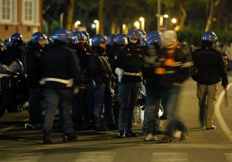 Det italienske politi måtte trække politistavene for at skille grupper af Roma og Manchester United fans ad, der røg i slagsmål forud for Champions League kampen i Rom. 