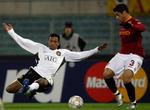 Portugisiske Nani og brasilianske Cicinho i det italiensk-engelske opgør mellem Roma og Manchester United, der med 1-1 satte sæsonens første point i Champions League. 