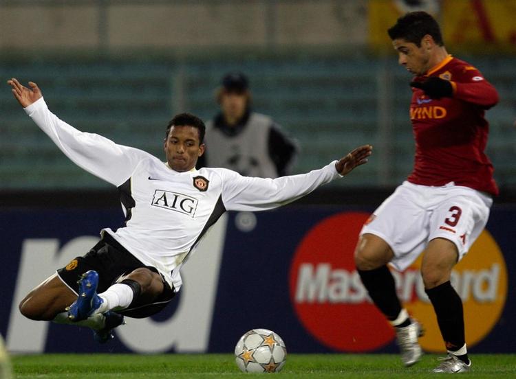 Portugisiske Nani og brasilianske Cicinho i det italiensk-engelske opgør mellem Roma og Manchester United, der med 1-1 satte sæsonens første point i Champions League. 