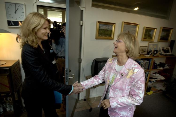 Foto fra det første frokostmøde mellem Thorning-Schmidt og Kjærsgaard i 2005. De to lederes forhold har forbedret sig betragteligt siden da. 