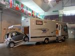 Denne autocamper fra Frankia  er 9,50 m, 2,38 m bred og 3,42 m høj - og sluger let en  2,70 meter 'lang' Smart. PR-foto 