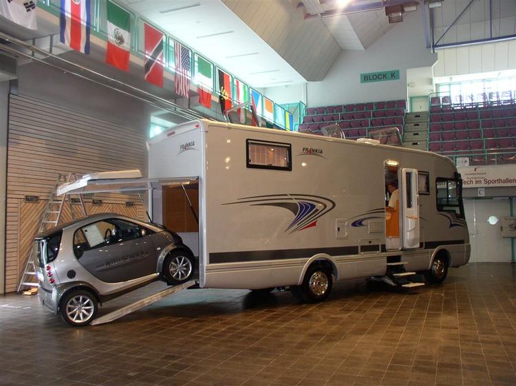 Denne autocamper fra Frankia  er 9,50 m, 2,38 m bred og 3,42 m høj - og sluger let en  2,70 meter 'lang' Smart. PR-foto 
