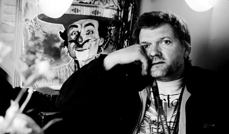 Djævlens Advokat får den tidligere gøgler Henrik Lehmann til at sige ting, han ikke engang selv forstår. Måske fordi han bliver beskyldt for både storhedsvanvid og projekt-mani. 