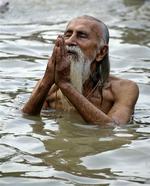 Indisk hunduist i rituel ceremoni i Ganges. 