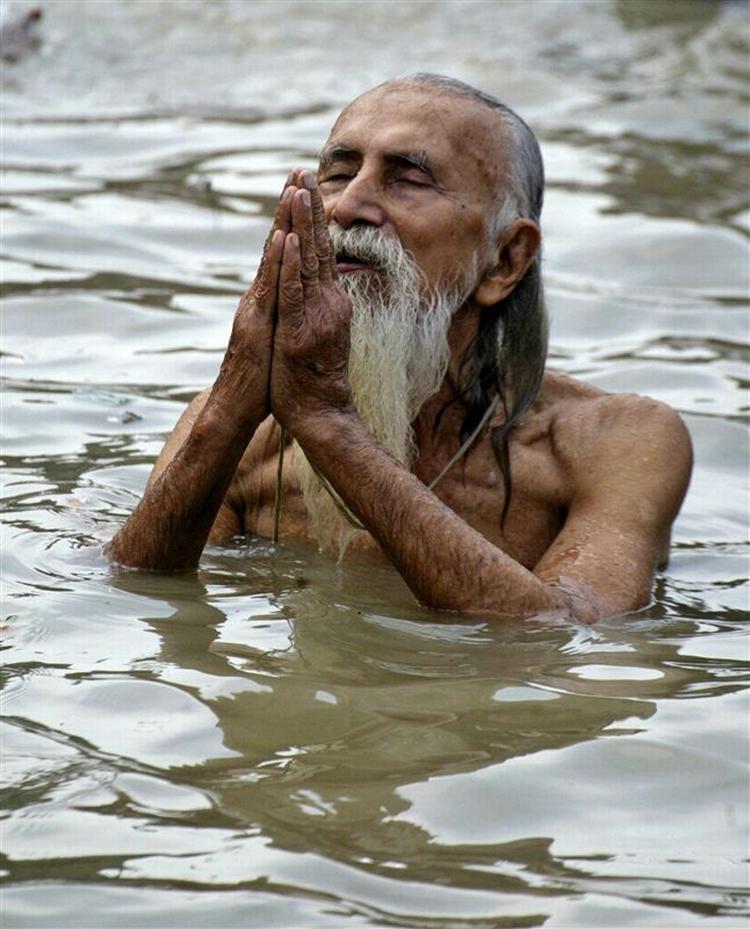 Indisk hunduist i rituel ceremoni i Ganges. 