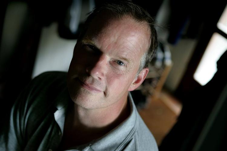 Præsten Henrik Højlund mener, at alle præster bør kunne affinde sig med biskoppens tolkning af det håndtryk, som præster giver hinanden i forbindelse med ordination. 