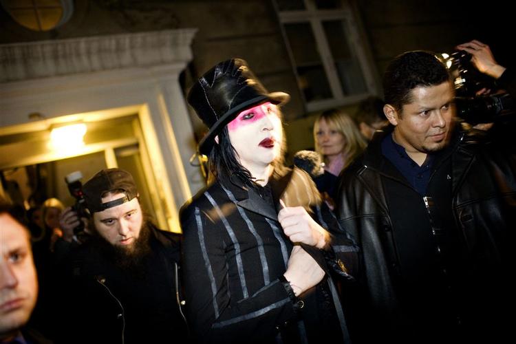 Marilyn Manson befandt sig i aftes på Vesterbro, hvor han gav koncert for 15 personer i en tre-værelses lejlighed. 