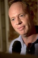 Michael Kristiansen ser en tydeligt presset statsminister ovenpå Dansk Folkepartis sammensværgelse med Socialdemokraterne om, at give de offentlige ansatte mere i lønposen. 