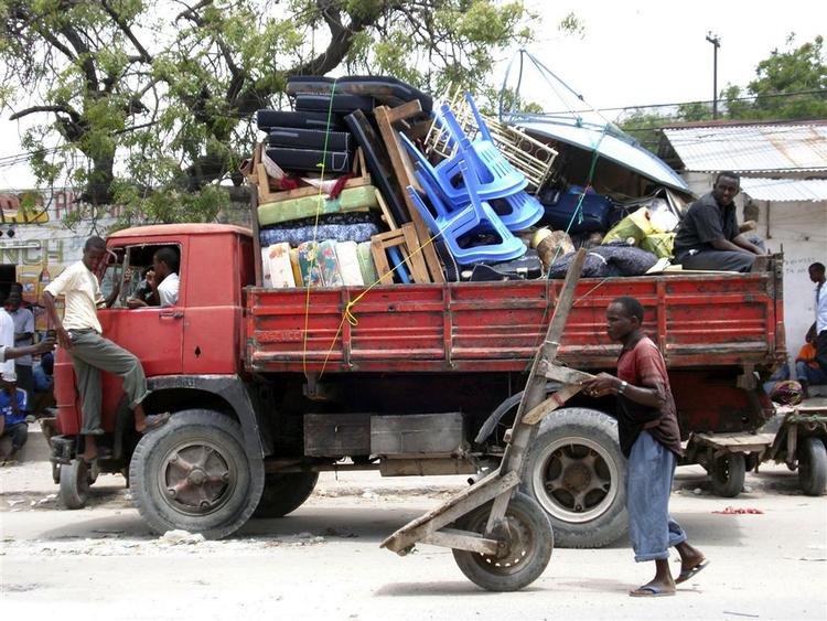 Indbyggere i Mogadishu pakker deres ejendele for at forlade hovedstaden, der er præget af kampe mellem etiopiske tropper, der støtter den midlertidige regering og islamiske oprørere. 