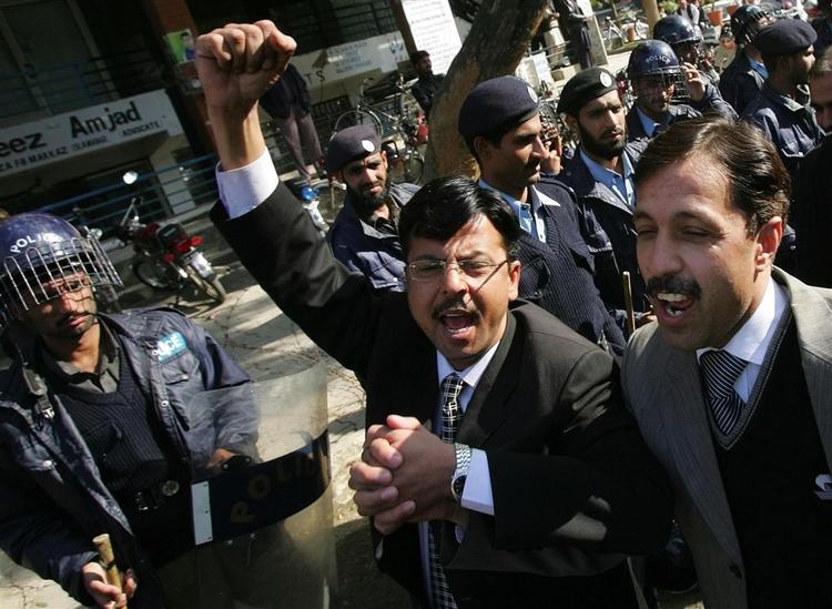 Pakistanske advokater på gaden i dag for at protestere mod præsident Musharraf. 