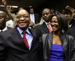 Fhv. vicepræsident Jacob Zuma (tv) sammen med en af sine døtre efter at han i fjor blev frikendt i en voldtægtssag. 