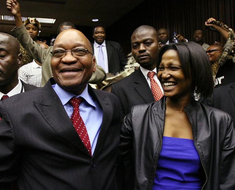 Fhv. vicepræsident Jacob Zuma (tv) sammen med en af sine døtre efter at han i fjor blev frikendt i en voldtægtssag. 