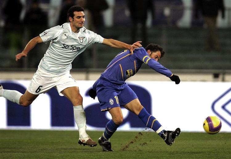 Lazios Scaloni forsøger forgæves at fange Juventus' del Piero. 
