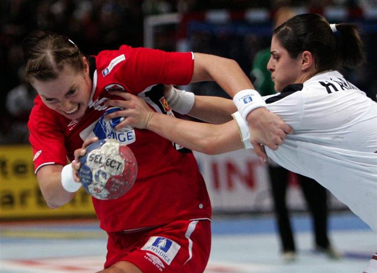 Norges Sørlie (rød) var fremragende i semifinalen. 