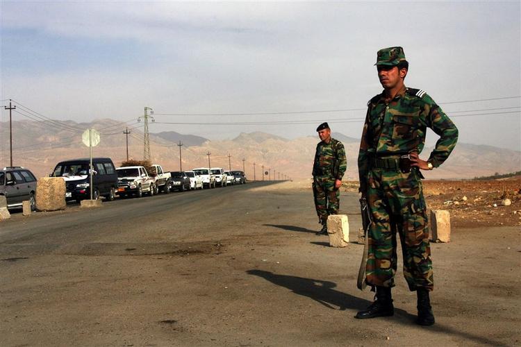 Soldater ved et checkpoint i byen Zakho 475 kilometer nordvest for Bagdad i Irak. Den irakiske regering har lovet at øge antallet af checkpoints i det nordlige Irak i et forsøg på at stoppe forsyningslinjerne til oprørsbevægelsen PKK. 