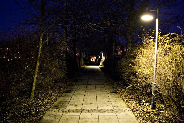 For enden af denne sti ligger Aalborg Stadion. Her mødte en 15-årig dreng den 48-årige musiklærer, som han maltrakterede, før han slæbte sit livløse offer hen under en lygte og filmede ham med sin mobiltelefon. 