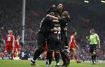 Manchester Uniteds spillere fejrer Carlos Tevez' scoring til 1-0 mod Liverpool på Anfield. 
