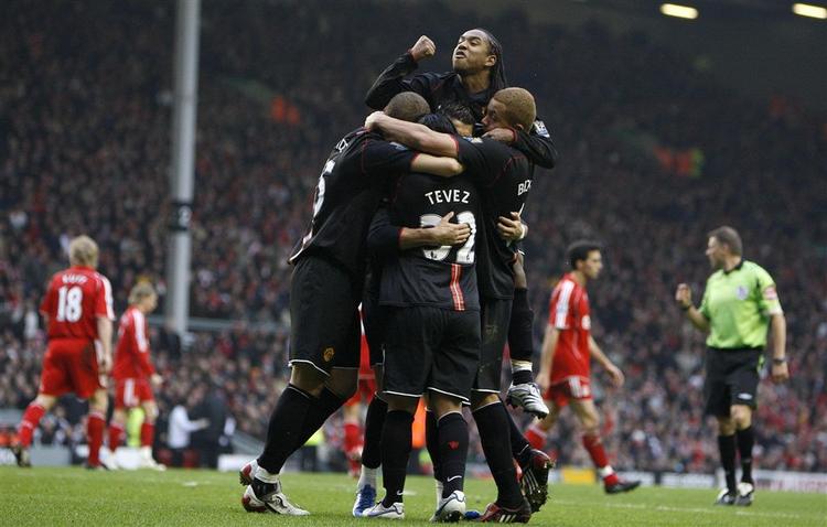 Manchester Uniteds spillere fejrer Carlos Tevez' scoring til 1-0 mod Liverpool på Anfield. 