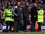 Liverpools manager, Rafael Benitez(t.v.), og Manchester Uniteds manager, Alex Ferguson(t.h.), følger engageret dagens opgør på Anfield mellem de to hold. 