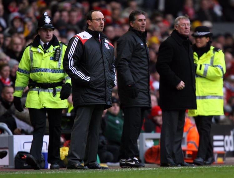 Liverpools manager, Rafael Benitez(t.v.), og Manchester Uniteds manager, Alex Ferguson(t.h.), følger engageret dagens opgør på Anfield mellem de to hold. 