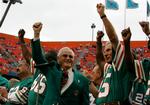 Den tidligere Miami Dolphins træner Don Shula, jubler sammen med den tidligere spiller Nick Buoniconti i kampen mod  Baltimore Ravens. 