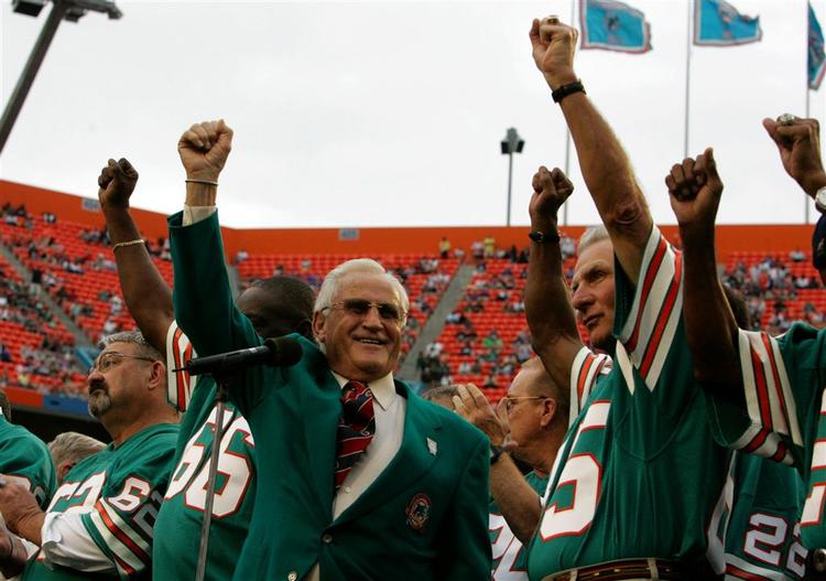 Den tidligere Miami Dolphins træner Don Shula, jubler sammen med den tidligere spiller Nick Buoniconti i kampen mod  Baltimore Ravens. 
