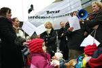 Jordemødre og sympatisører demonstrerede foran Hvidovre Hospital sidst på formiddagen. 