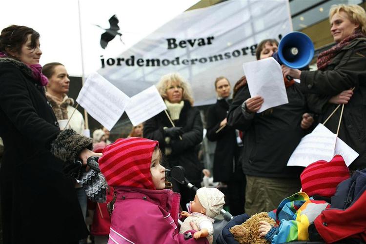 Jordemødre og sympatisører demonstrerede foran Hvidovre Hospital sidst på formiddagen. 