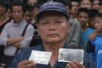 En laotisk flygtning i Thailand viser billeder af faderen, da han var i amerikansk tjeneste under Vietnam-krigen. 