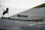 Der blev demonstreret foran Hvidovre Hospital tidligere i dag. Jordemødrene er vrede over, at sorggrupper til mødre, der mister deres barn under graviditet eller fødsel, forsvinder. 