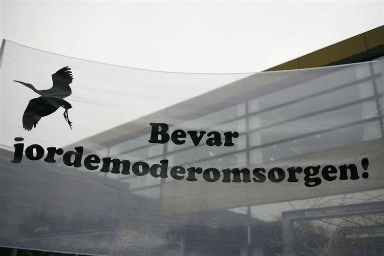 Der blev demonstreret foran Hvidovre Hospital tidligere i dag. Jordemødrene er vrede over, at sorggrupper til mødre, der mister deres barn under graviditet eller fødsel, forsvinder. 
