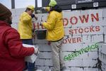 I løbet af en time byggede knap 200 Greenpeace-aktivister en mur af gasbetonklodser op foran Ministerrådets hovedindgang. Resten af bygningens indgange blev blokeret af aktivisterne i protest over EU’s fiskekvoter. Politiet anholdt samtlige forfrosne demonstranter. 