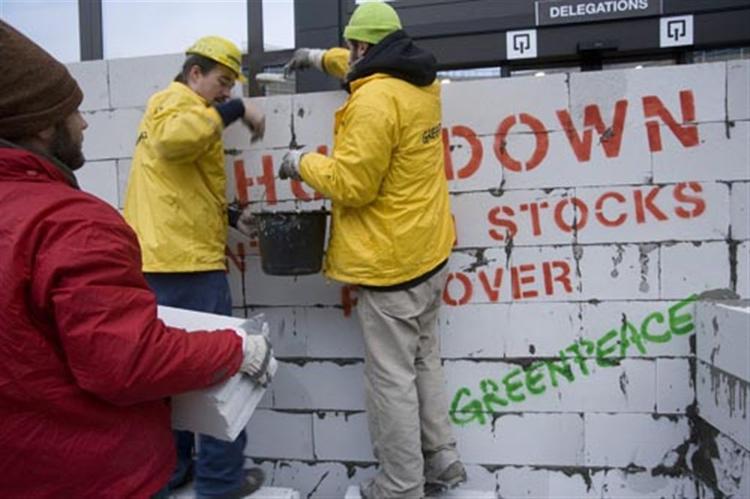 I løbet af en time byggede knap 200 Greenpeace-aktivister en mur af gasbetonklodser op foran Ministerrådets hovedindgang. Resten af bygningens indgange blev blokeret af aktivisterne i protest over EU’s fiskekvoter. Politiet anholdt samtlige forfrosne demonstranter. 